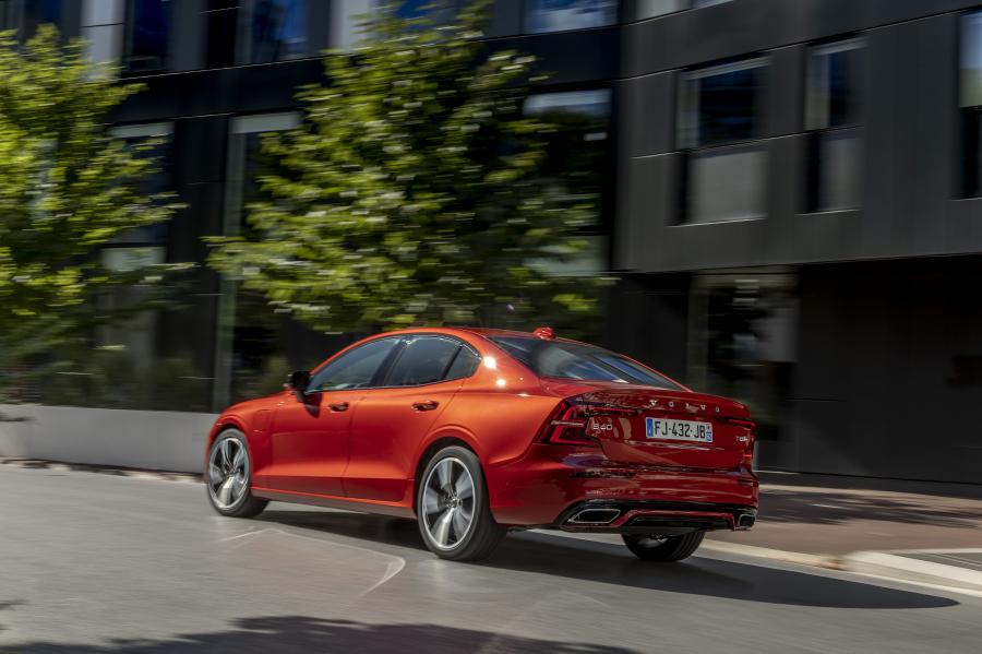  Volvo S60 T8 R-Design 2018 года  (WW) (фото 11 из 40)